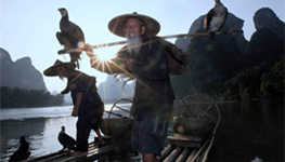 Der Li-Fluss in Guilin zieht wegen seiner faszinierenden Karstlandschaft j?hrlich unz?hlige Touristen an. Zwei als Fischer modelnde Senioren sind unter Fotografen seit Jahren wegen ihres typisch chinesischen Stils sehr beliebt.