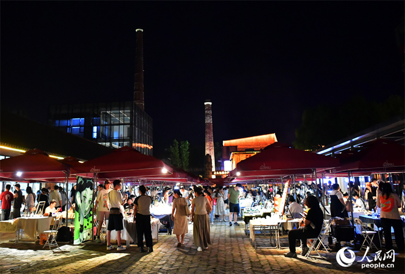 Der gut besuchte Nachtmarkt der kreativen Künste im Kulturbezirk Taoxichuan in Jingdezhen in der Provinz Jiangxi am Abend des 26. Mai. (Foto: Shi Yu/ People’s Daily Online)